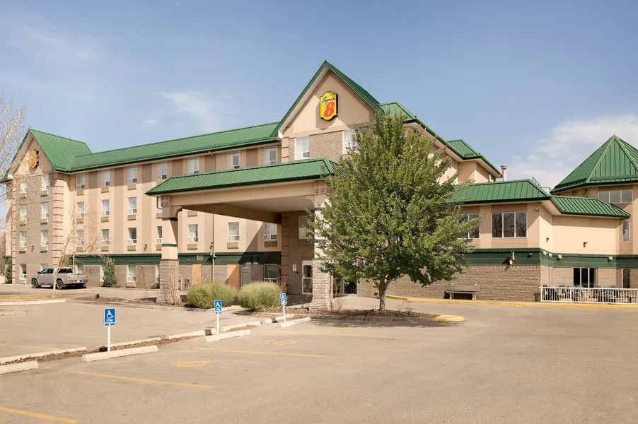 Super 8 by Wyndham Calgary Shawnessy Area hotel detail image 2