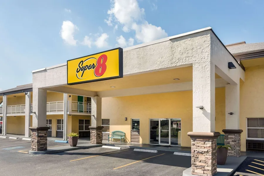 Super 8 by Wyndham Ellenton Bradenton Area hotel detail image 2