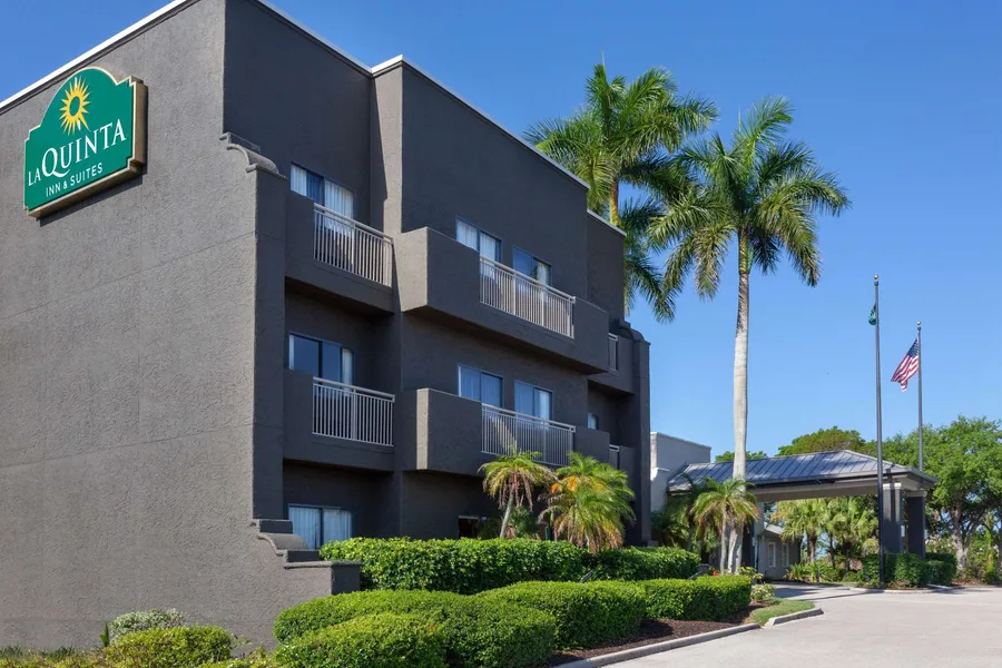 La Quinta Inn & Suites by Wyndham Ft. Myers-Sanibel Gateway hotel detail image 2