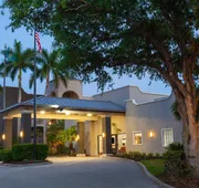 La Quinta Inn & Suites by Wyndham Ft. Myers-Sanibel Gateway hotel detail image 3
