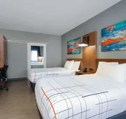 La Quinta Inn & Suites by Wyndham Ft. Myers-Sanibel Gateway hotel detail image 7