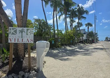 Palm Tree Villas hotel thumbnail 4