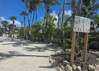 Palm Tree Villas hotel thumbnail 2