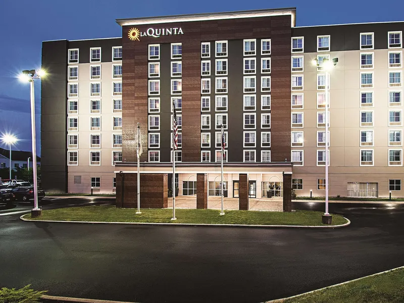 La Quinta Inn & Suites by Wyndham Cincinnati Sharonville hotel detail image 2