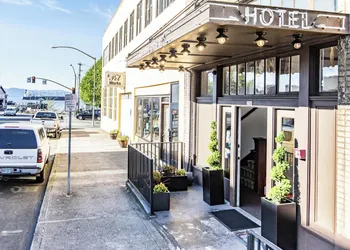 Commodore Hotel hotel thumbnail 4