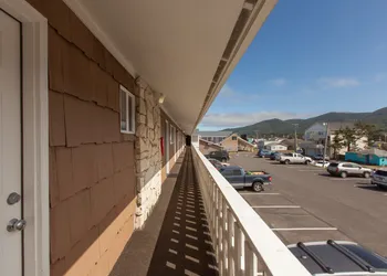 Silver Sands Motel hotel thumbnail 3
