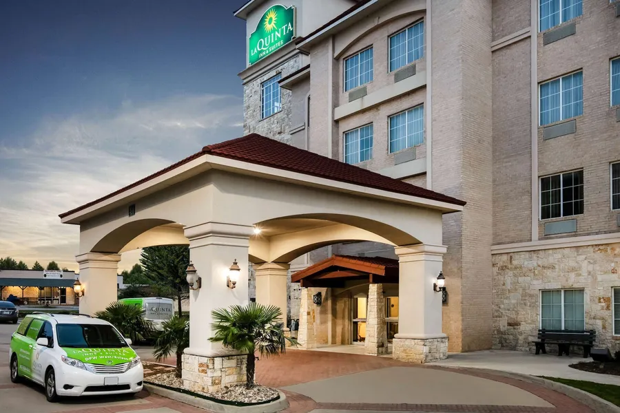 La Quinta Inn & Suites by Wyndham DFW Airport West - Euless hotel detail image 2