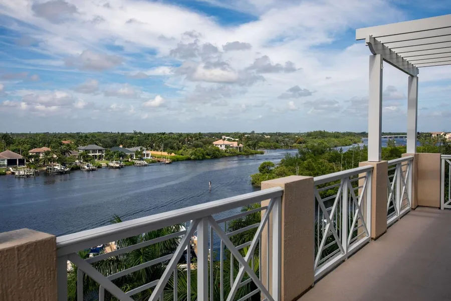 Wyndham Grand Jupiter at Harbourside Place hotel detail image 6