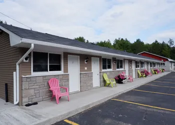 Pine Motel hotel thumbnail 2