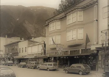 Alaskan Hotel and Bar hotel thumbnail 4