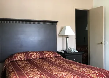 Town House Motel hotel thumbnail 5