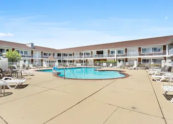 Days Inn & Suites by Wyndham Roseville/Detroit Area hotel thumbnail 2