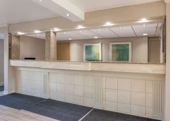 Days Inn & Suites by Wyndham Roseville/Detroit Area hotel thumbnail 3