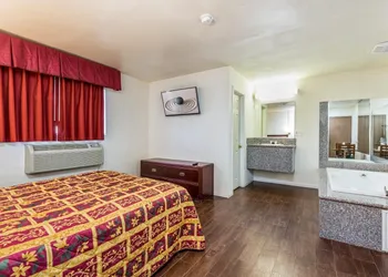Colonial Pool & Spa Motel hotel thumbnail 8