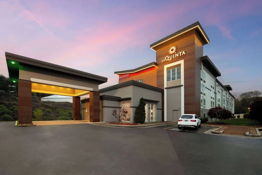 La Quinta Inn & Suites by Wyndham Knoxville Papermill hotel detail image 2