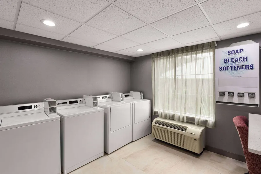 La Quinta Inn & Suites by Wyndham Knoxville Papermill hotel detail image 6