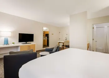 Sonesta ES Suites Charlotte Arrowood hotel thumbnail 5