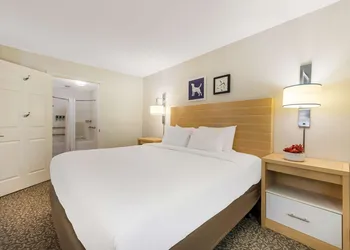 Sonesta ES Suites Charlotte Arrowood hotel thumbnail 7