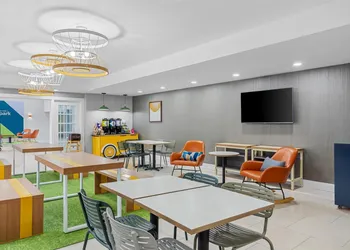 Spark by Hilton Des Plaines Chicago O'Hare hotel thumbnail 3