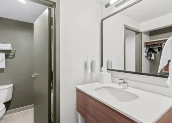 Spark by Hilton Des Plaines Chicago O'Hare hotel thumbnail 6
