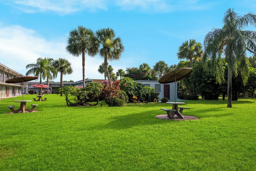 HomeTowne Studios By Red Roof Vero Beach - I-95 hotel detail image 6