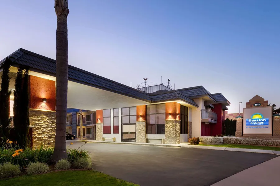 Days Inn & Suites by Wyndham Anaheim At Disneyland Park hotel detail image 2