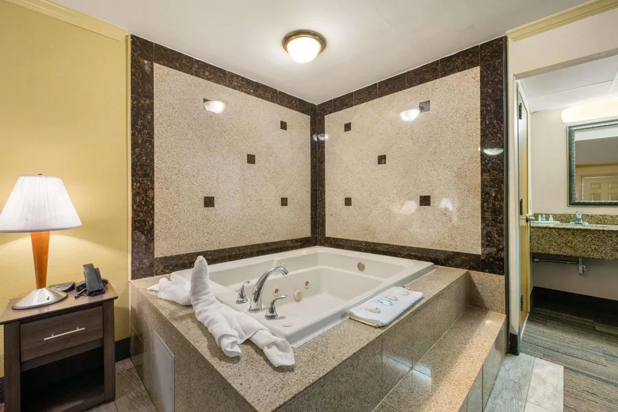 Hibiscus Inn & Suites hotel detail image 2