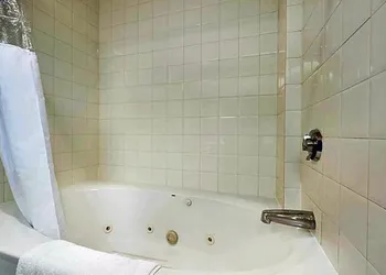 Days Inn by Wyndham Toronto East Beaches hotel thumbnail 7