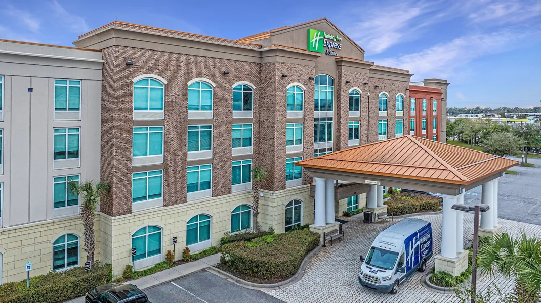 Holiday Inn Express & Suites Charleston Arpt-Conv Ctr Area hotel detail image 2