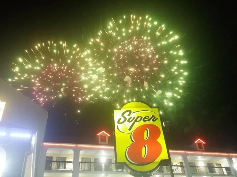 Super 8 by Wyndham Pigeon Forge Dollywood Lane hotel detail image 2