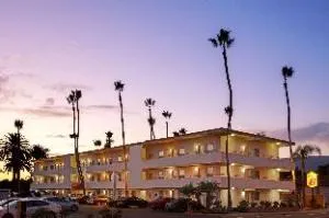 Super 8 By Wyndham Santa Barbara/Goleta hotel thumbnail 3