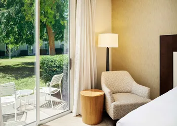 Oakland Airport hotel thumbnail 6