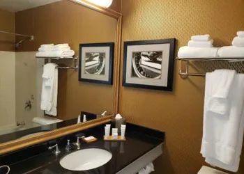 Radisson Hotel Milwaukee West hotel thumbnail 4