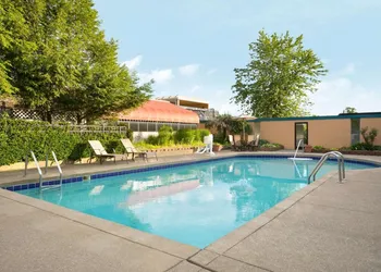 Days Inn by Wyndham Willoughby/Cleveland hotel thumbnail 2
