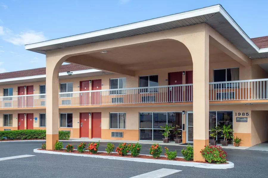 Howard Johnson by Wyndham Vero Beach/I-95 hotel detail image 2