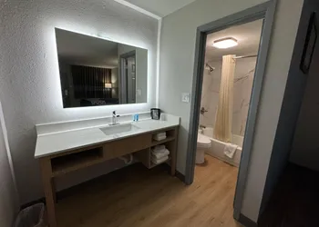 Travelodge by Wyndham Gainesville hotel thumbnail 3