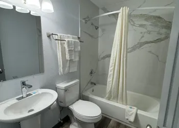 Travelodge by Wyndham Gainesville hotel thumbnail 4