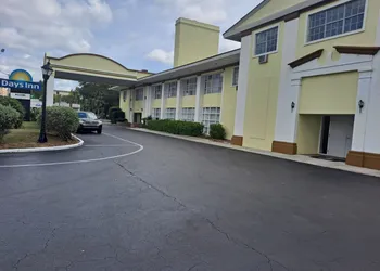 Days Inn by Wyndham Gainesville University hotel thumbnail 2