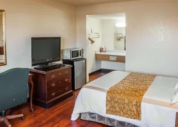 Rodeway Inn & Suites hotel thumbnail 5