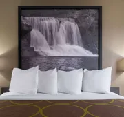Super 8 by Wyndham Merrillville hotel detail image 7