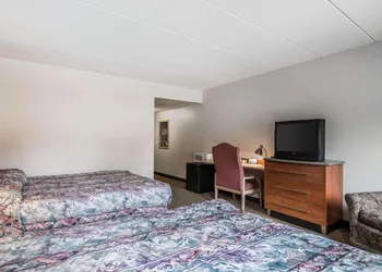 Econo Lodge Near Plymouth State University hotel thumbnail 2