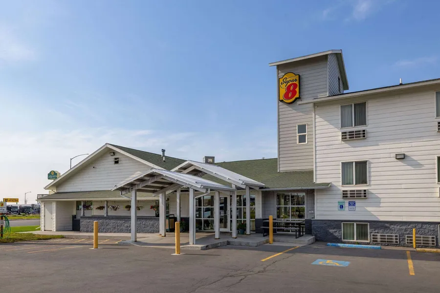 Super 8 by Wyndham Belgrade/Bozeman Airport hotel detail image 2