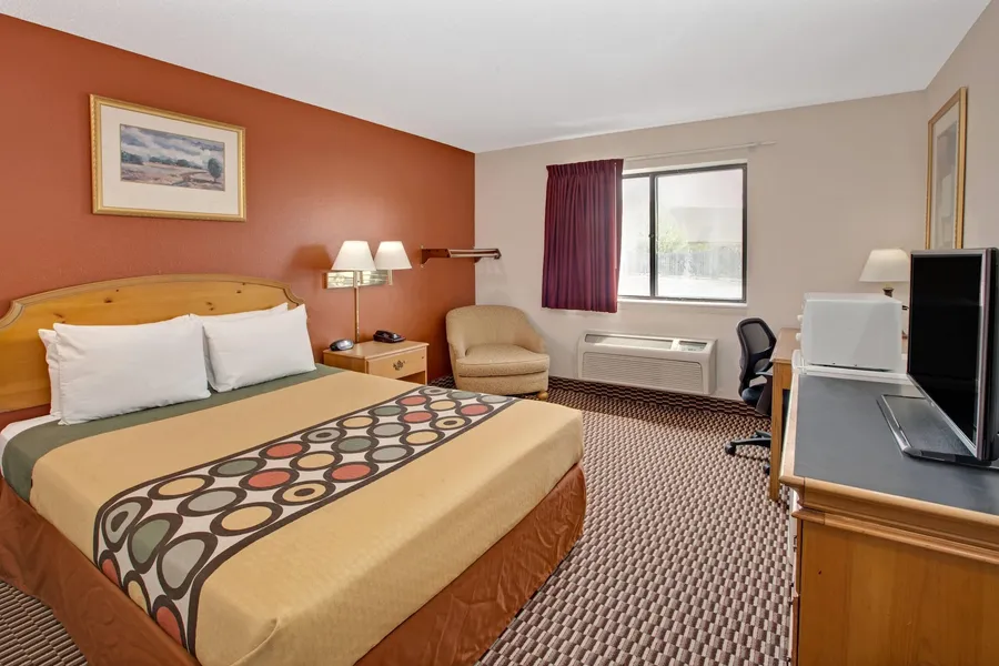 Super 8 by Wyndham Crystal Lake hotel detail image 6