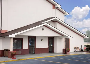 Super 8 By Wyndham Martinsburg hotel thumbnail 2