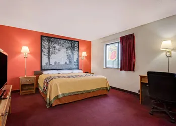 Super 8 By Wyndham Martinsburg hotel thumbnail 7