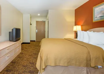 Quality Inn & Suites hotel thumbnail 6