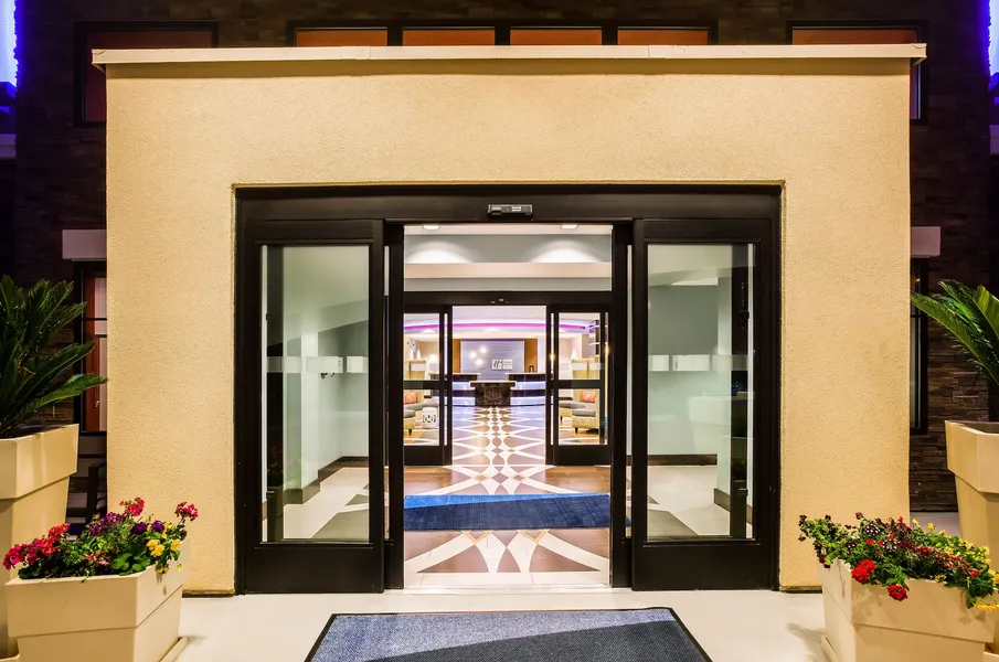 Holiday Inn Express & Suites Eureka by IHG hotel detail image 2