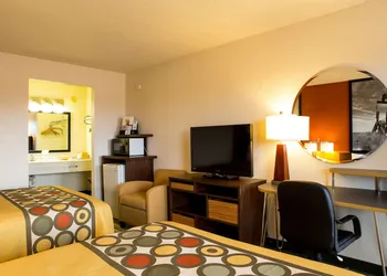 Super 8 by Wyndham Woodward hotel thumbnail 8
