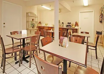 Quality Inn hotel thumbnail 8