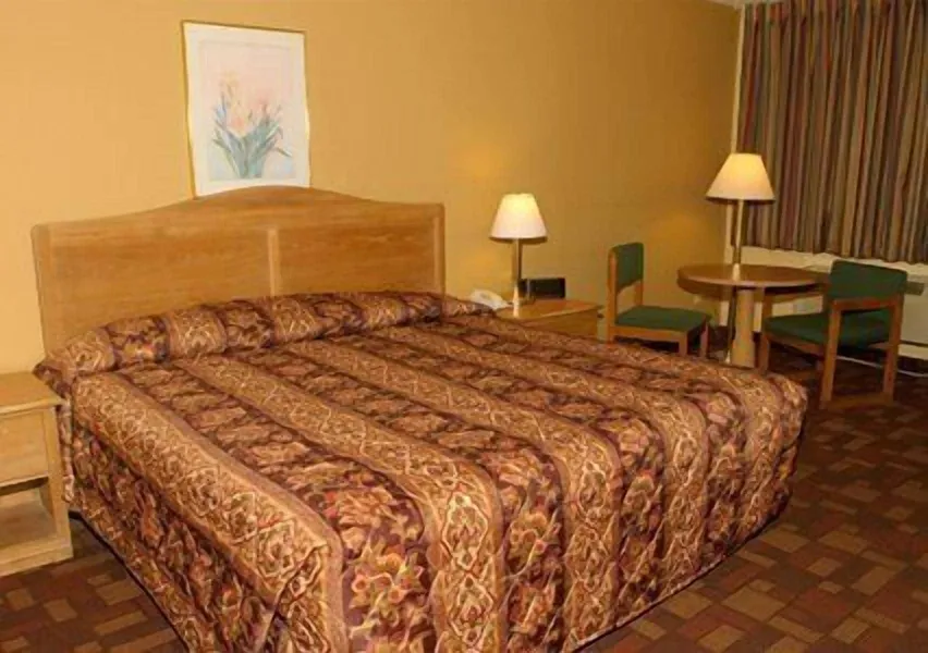 Econo Lodge Biltmore hotel detail image 6